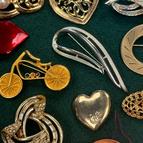 50 costume pins. - Picture 6 of 10